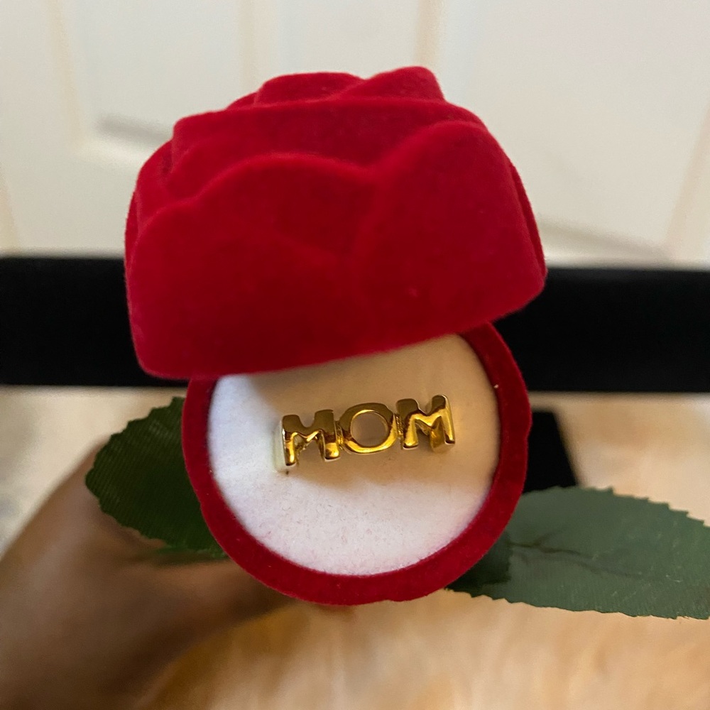Gold 'MOM' Ring with Rose box - Picture 2 of 6